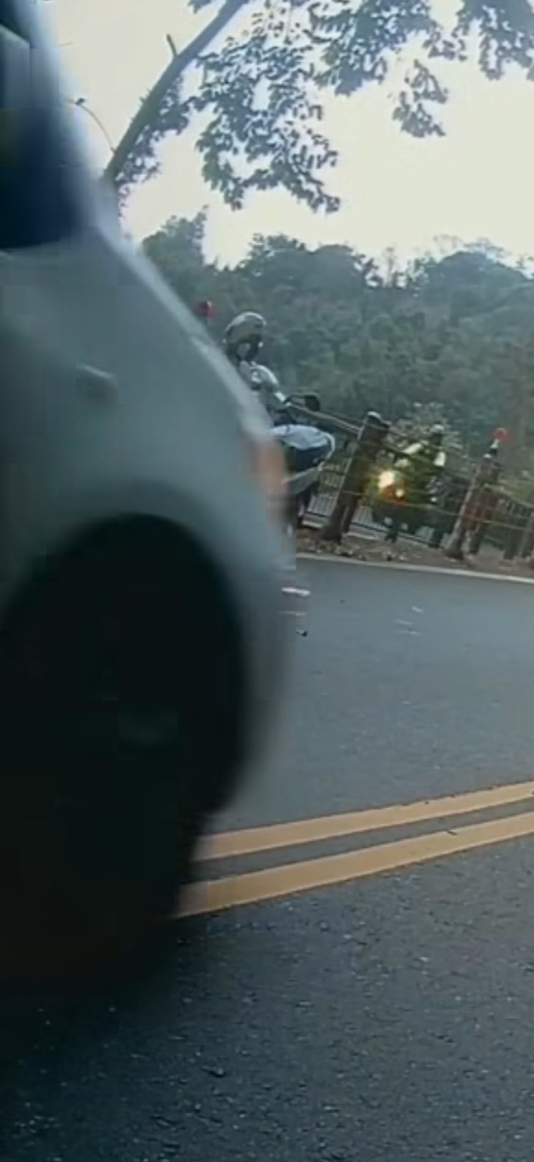 日月潭公路，國一生騎自行車，被逆向機車撞飛