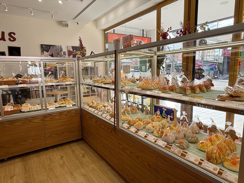 當日現做新鮮烘焙，品項豐富，服務親切溫暖，不只賣麵包還有賣咖啡