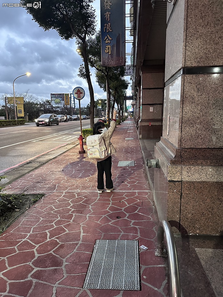 點我看大圖 午後的父女時光,跨越兩代的怡寶小熊維尼書包
