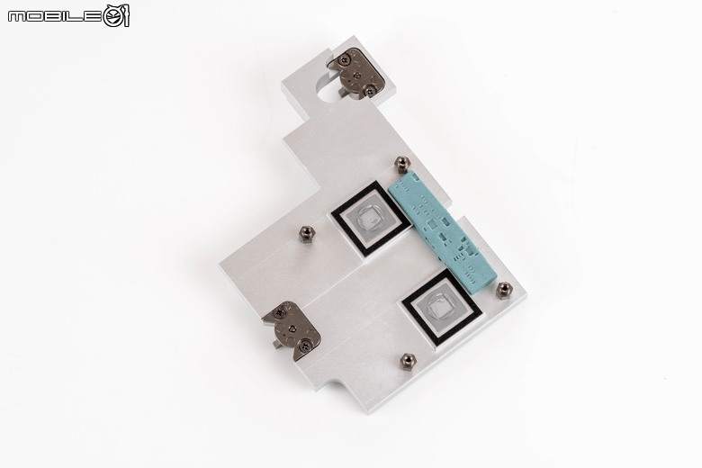 技嘉 X870E AORUS MASTER X3D ICE 主機板開箱實測 以完整周邊配置搭配 AI 加速性能