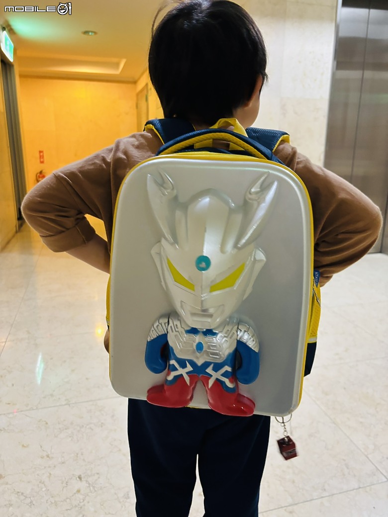 點我看大圖 【小惡魔驫到成功】奧特曼賽羅閃光書包開箱|從恐龍到英雄的成長轉換
