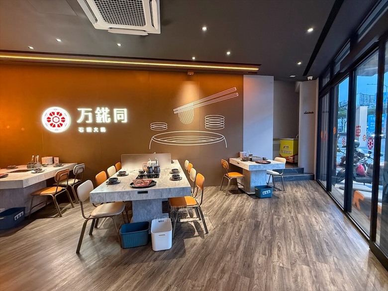 先爆炒再煮，湯頭鮮香濃郁又回甘，必點秘製滷肉飯、手打鮮蝦滑