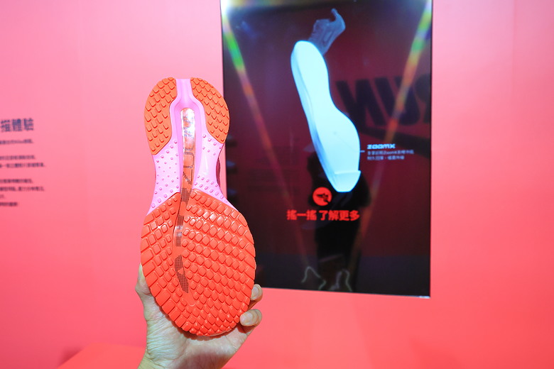 點我看大圖 (映像運動)“2025臺北馬拉松 EP2”探訪酷炫運動科技、在絢麗都會燈火下夜跑暖身at Nike科技探索日& NRC城市跑步系列in台北站