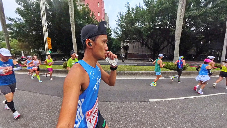 (映像運動) “2025臺北馬拉松 EP3”找回成功挑戰初馬的感動in 2025臺北馬拉松 42k(天氣：陰雨、起跑氣溫：20、濕度：84%)