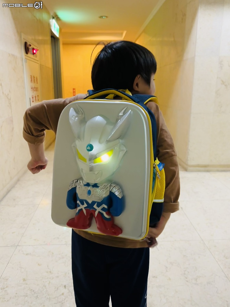 點我看大圖 【小惡魔驫到成功】奧特曼賽羅閃光書包開箱|從恐龍到英雄的成長轉換