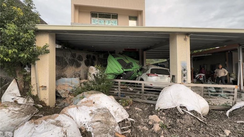 砂石車失控自翻，駕駛身亡