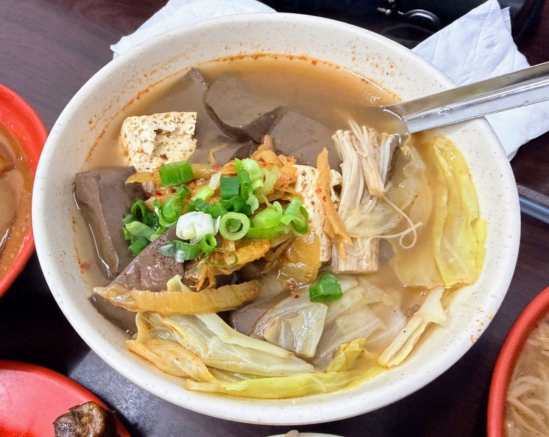 【新莊臭豆腐】廟口人氣小吃一次吃齊！種類超多、天天吃也不膩的平價美味