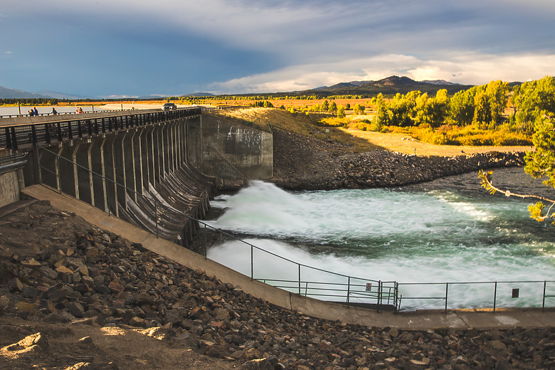 一個人一台車一路向北直到世界的盡頭 – 兩個月的公路露營旅行 – EP 11 – 河中央的那一眼