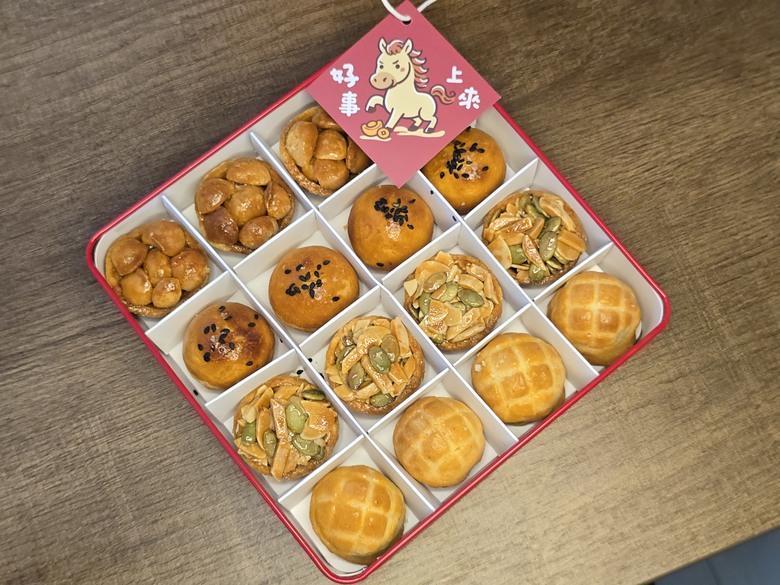 迎接新年好運到|莎士比亞烘焙坊:2026春節限定聯名款.HORSE馬上來禮盒🧧 |Mobile01鴻運狂驫包🐎