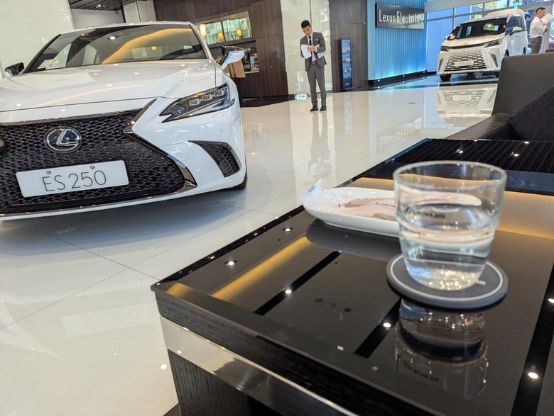 Lexus RX350h vs. Volvo XC60 B5 Ultra