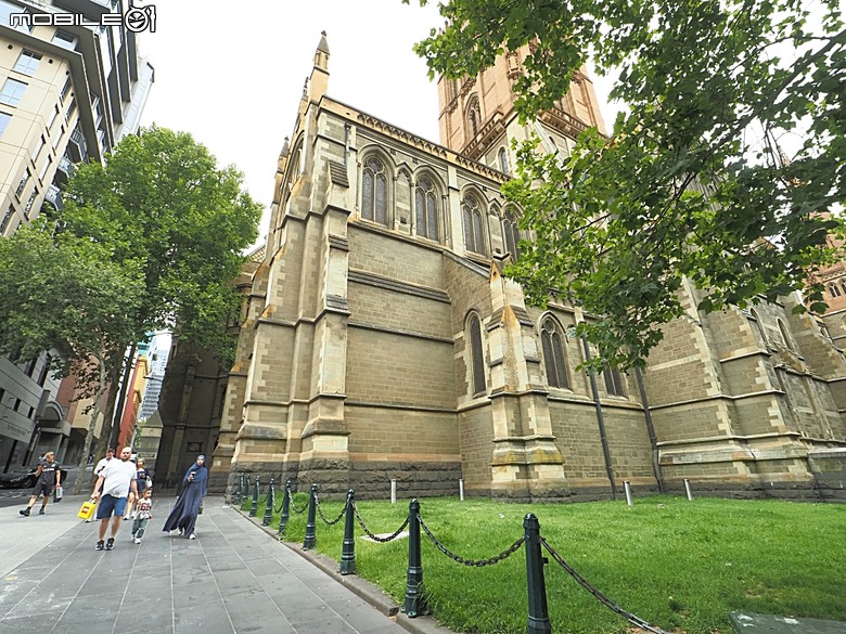 墨爾本CBD之塗鴉巷(Hosier Ln)、澳洲動態影像中心(ACMI)、聯邦廣場(Fed Square)、聖保羅座堂(St Paul's Cathedral)、費蓮達火車站(Flinders Street Station)、舊墨爾本監獄(Old Melbourne Gaol)、維多利亞州立圖書館(State Library Victoria)，附掛簡餐Grill'd漢堡與鉛彈工廠 — 2026東澳洲四大城巡遊之墨爾本段 第3部