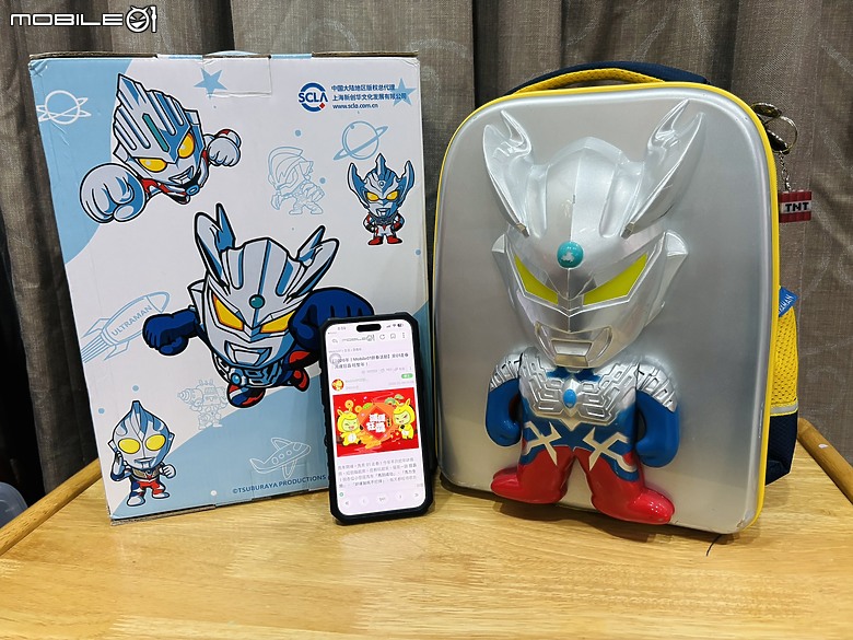 點我看大圖 【小惡魔驫到成功】奧特曼賽羅閃光書包開箱|從恐龍到英雄的成長轉換