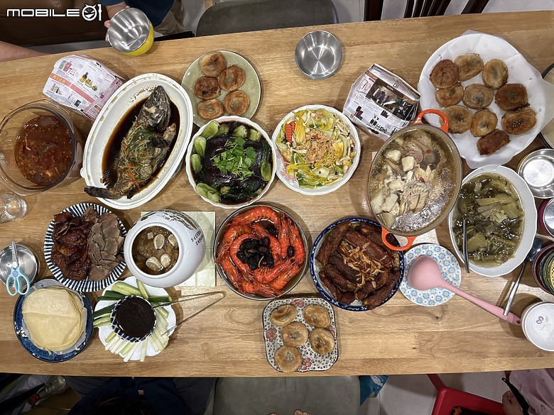 點我看大圖 【小惡魔驫到成功】除夕團圓飯報到!今年外帶年菜靠 NN-ST65J神助攻,讓整桌飯菜熱騰騰