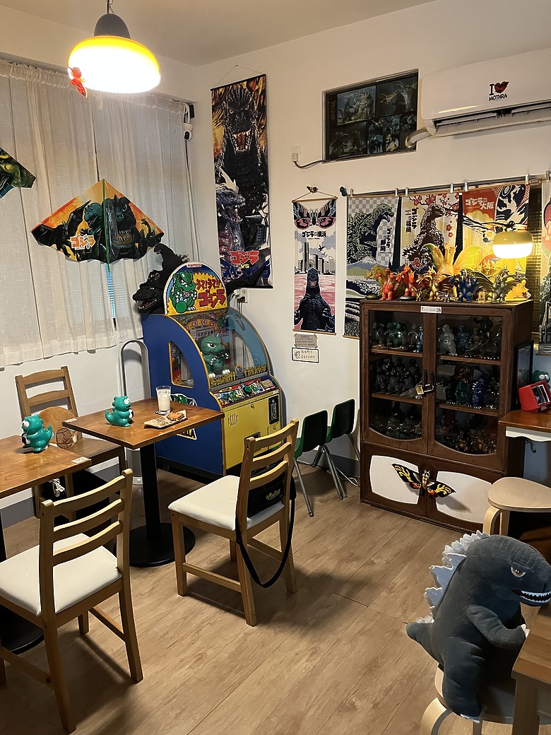 【小惡魔驫到成功】哥吉拉來襲！高雄鹽埕「怪獸喫茶」咖啡店