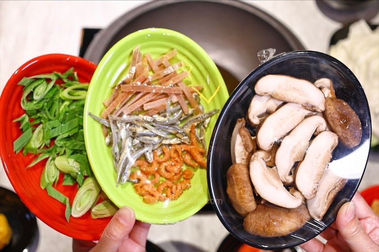 先爆炒再煮，湯頭鮮香濃郁又回甘，必點秘製滷肉飯、手打鮮蝦滑