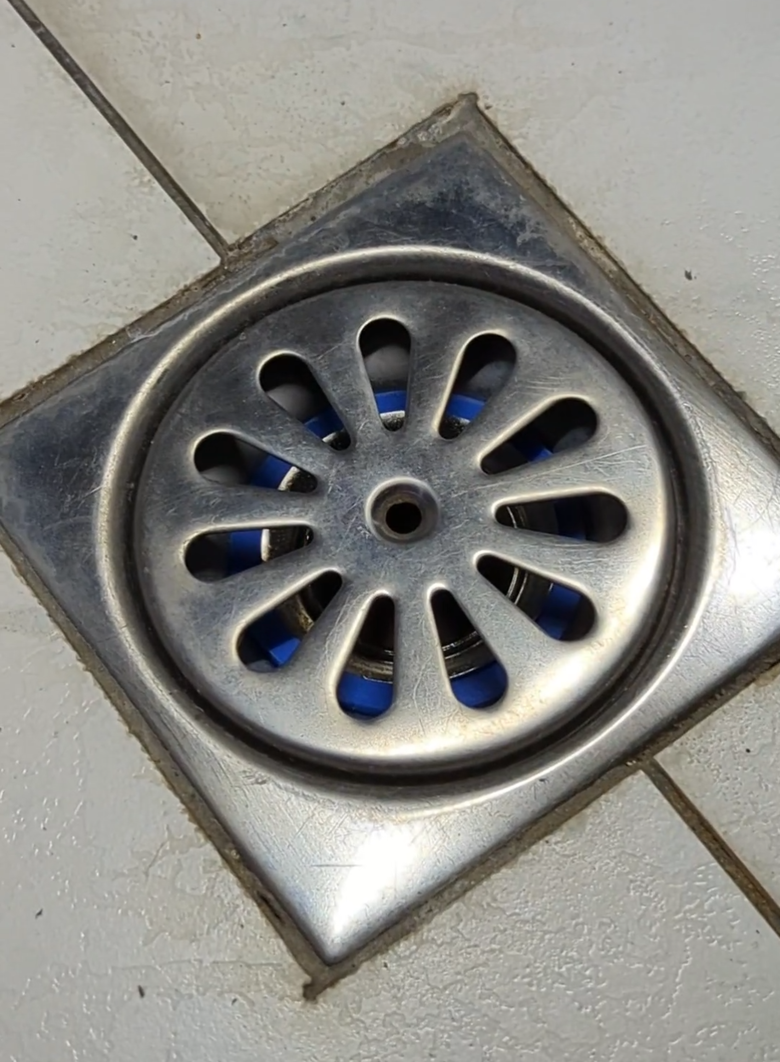 水電工具做細活 -- 移除地上排水口的十字金屬擋