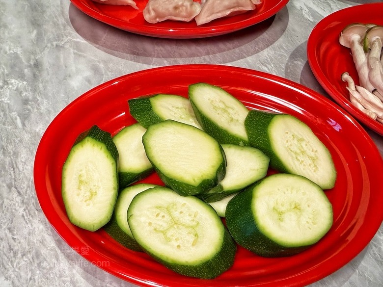 先爆炒再煮，湯頭鮮香濃郁又回甘，必點秘製滷肉飯、手打鮮蝦滑