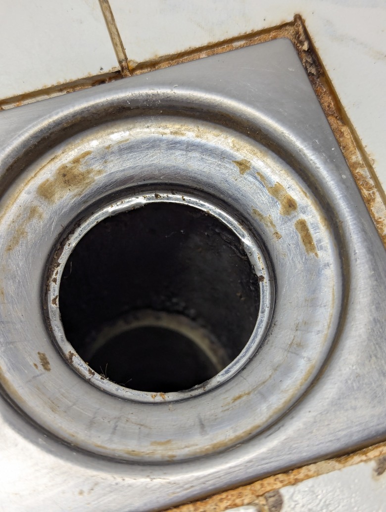 水電工具做細活 -- 移除地上排水口的十字金屬擋
