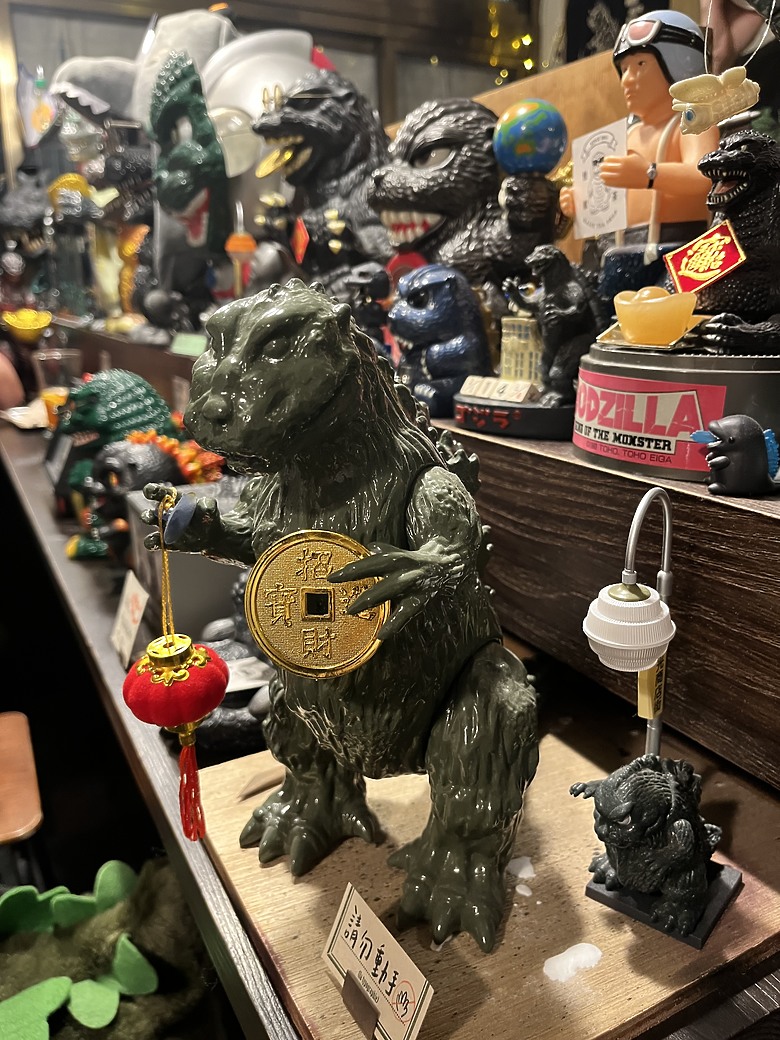 【小惡魔驫到成功】哥吉拉來襲！高雄鹽埕「怪獸喫茶」咖啡店
