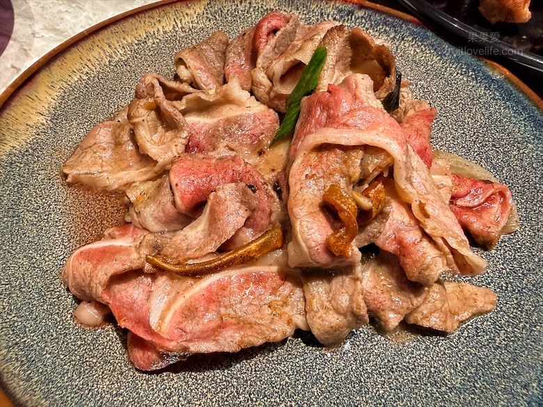 先爆炒再煮，湯頭鮮香濃郁又回甘，必點秘製滷肉飯、手打鮮蝦滑