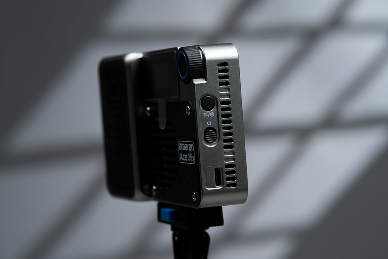 【開箱分享】Aputure Amaran Ace 25x 創作者套組 過年換新燈
