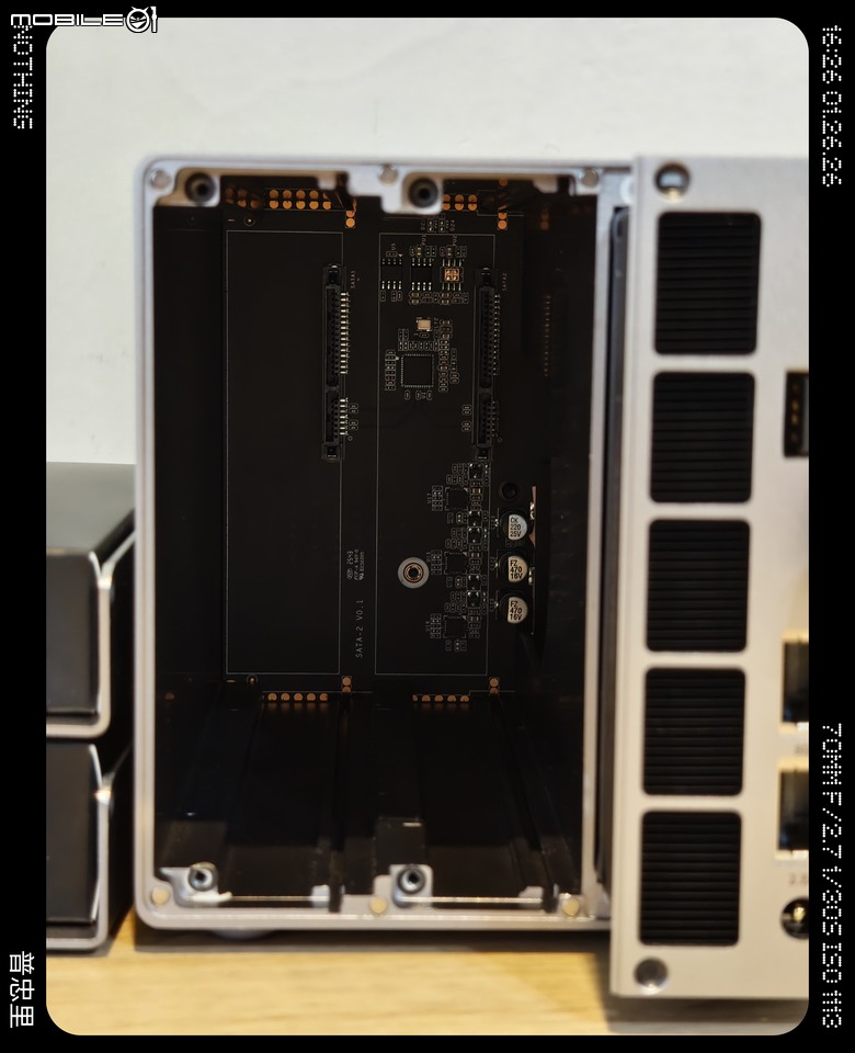點我看大圖 當平靜的機架再起漣漪:飛牛 Evo 2 與我的 Asustor AS6702T v2