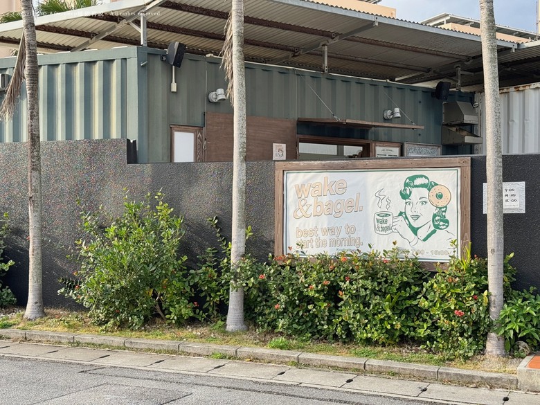 點我看大圖 沖繩北谷町|Wake&Bagels(ウェイク&ベーグルズ)-拿著貝果到海邊吃吧/旁邊有公園可讓孩子放電/現場製作的美味早餐