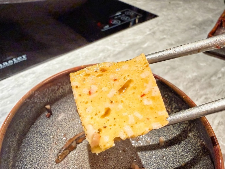 先爆炒再煮，湯頭鮮香濃郁又回甘，必點秘製滷肉飯、手打鮮蝦滑