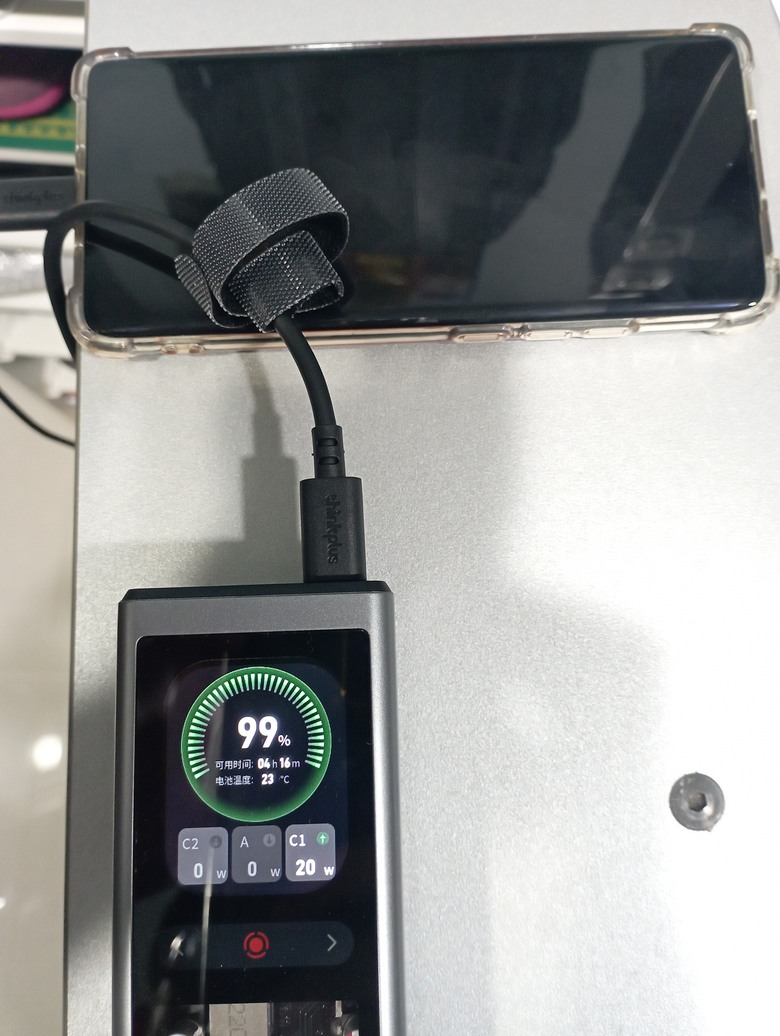使用鋒行者為小米12手機充電