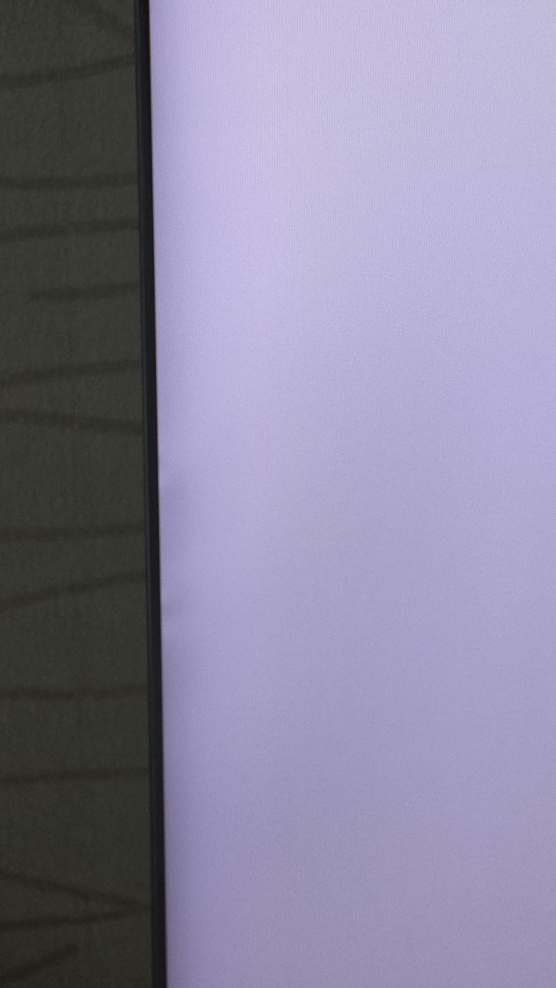TCL C8K 左邊有大片黑影，這是正常的嗎？