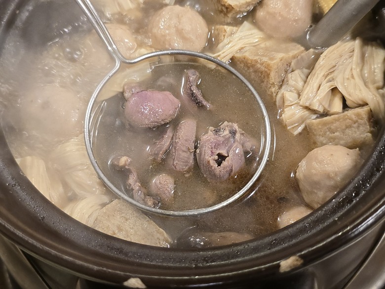 【小惡魔驫到成功】桃園77藝文町-日式老屋群落丨霸味薑母鴨-中壢店 薑味濃炭火旺