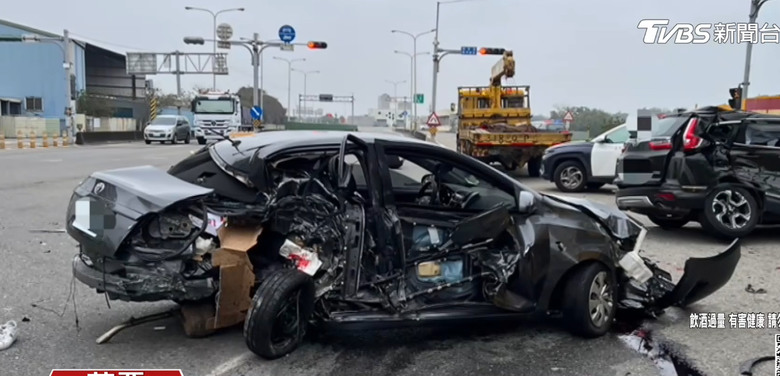 苗栗竹南 追撞3車 肇事駕駛🍷 酒測值1.04。被撞的車輛....皮呢