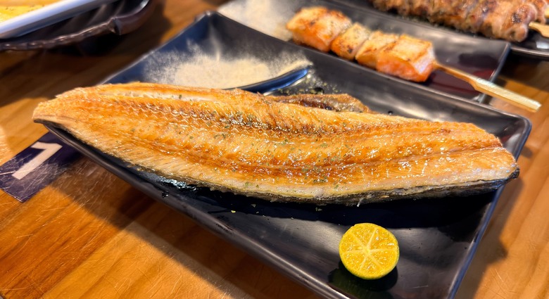 【桃園八德 平價串燒，居酒屋，生啤】在地人激推！開到深夜的炭烤小酌天堂，免費茶泡飯、柴魚醬拌飯吃到飽！春節期間照常營業