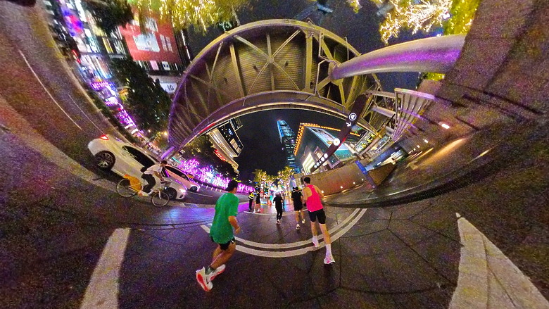 點我看大圖 (映像運動)“2025臺北馬拉松 EP2”探訪酷炫運動科技、在絢麗都會燈火下夜跑暖身at Nike科技探索日& NRC城市跑步系列in台北站