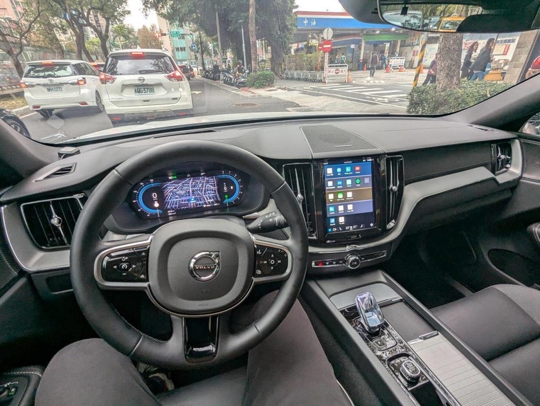 Lexus RX350h vs. Volvo XC60 B5 Ultra