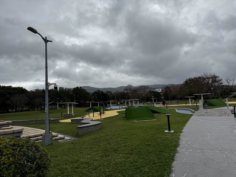 【小惡魔驫到成功】新年不跑遠，在城市裡找一片空地，帶著孩子內湖運動公園放電去