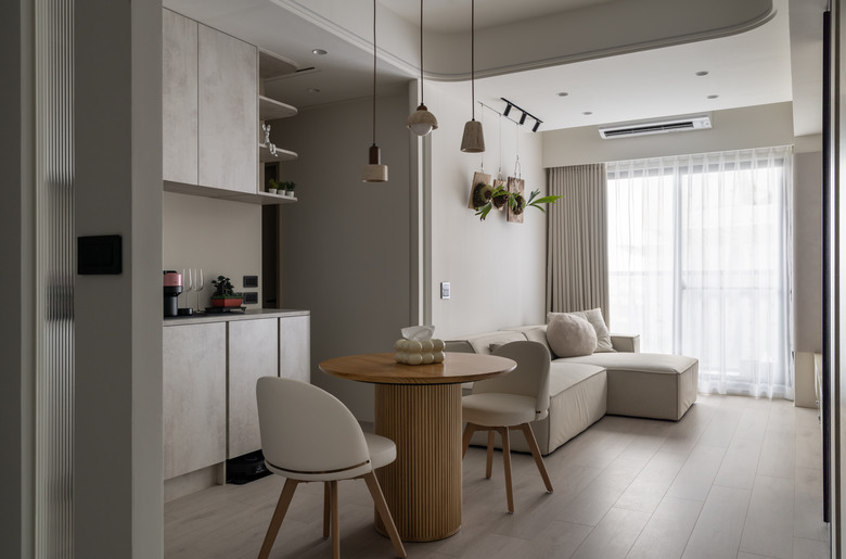 【開箱】當類「奶油風」遇上個性黑？完美調和男女雙方品味｜用高低差打造空間感｜屬於自己的專屬美學