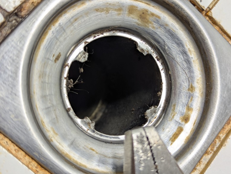 水電工具做細活 -- 移除地上排水口的十字金屬擋