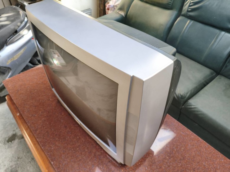 【小惡魔驫到成功】台灣三洋 SMT-32MB3 開箱:十多年老電視退役,原來現在很多新機種都沒內建視訊盒?
