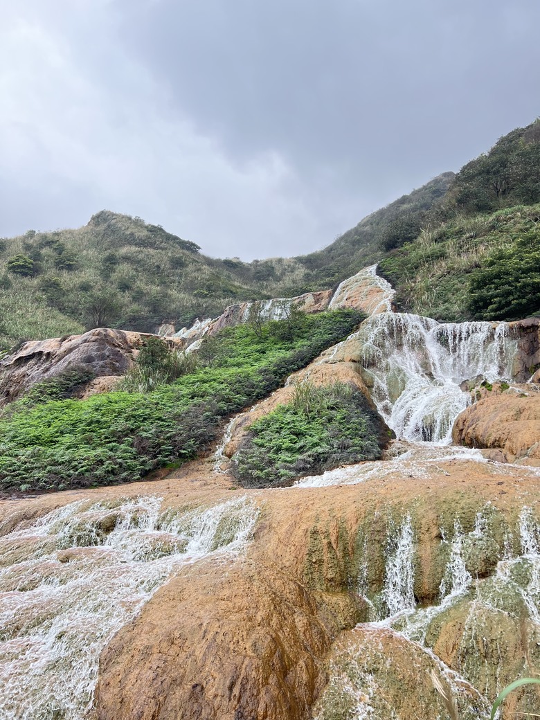 【小惡魔驫到成功】陰雨中的金瓜石更迷人|十三層遺址、陰陽海、黃金瀑布一次走訪小旅行