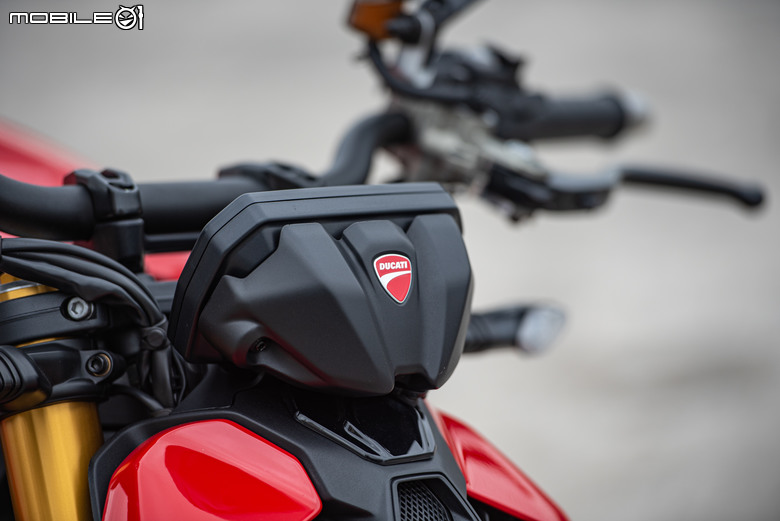 點我看大圖 DUCATI Streetfighter V2 S試駕報告|新年就要紅的喜氣、滿滿都是操駕樂趣!