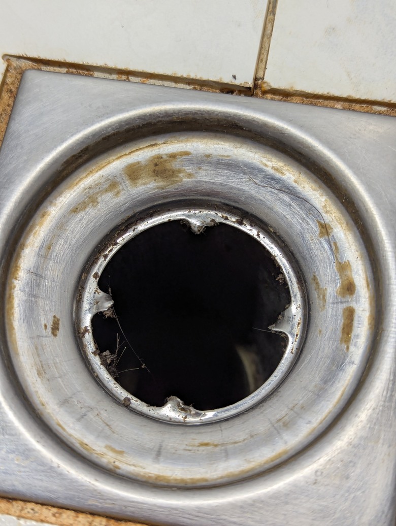 水電工具做細活 -- 移除地上排水口的十字金屬擋