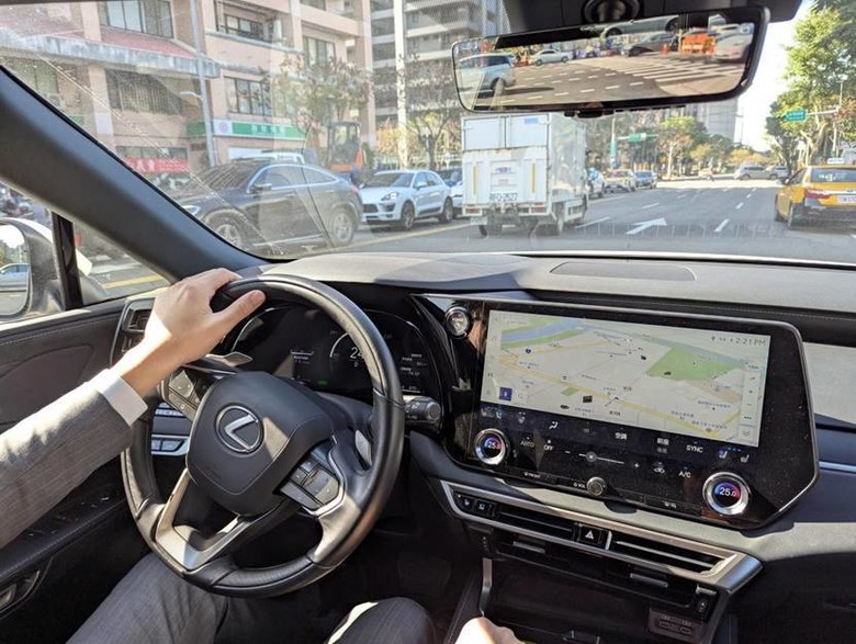 Lexus RX350h vs. Volvo XC60 B5 Ultra