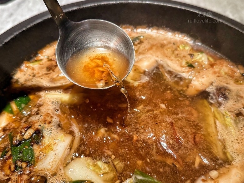 先爆炒再煮，湯頭鮮香濃郁又回甘，必點秘製滷肉飯、手打鮮蝦滑