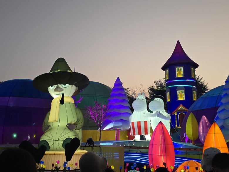 【小惡魔驫到成功】2026台中燈會幸福蜜馬・台中MOOMIN ON！極光下的姆明谷主燈秀