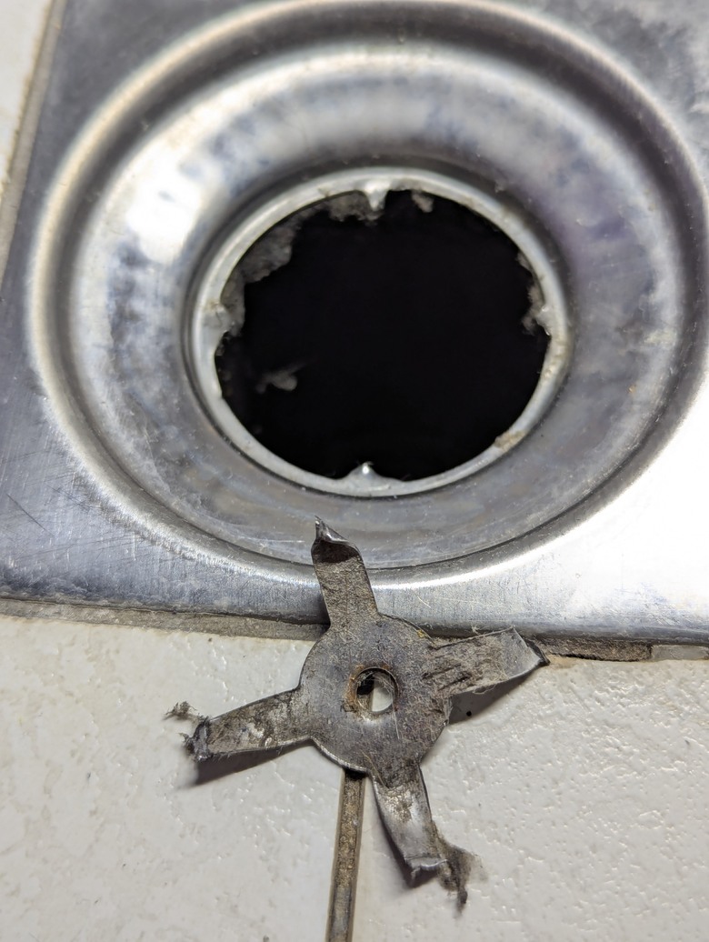 水電工具做細活 -- 移除地上排水口的十字金屬擋