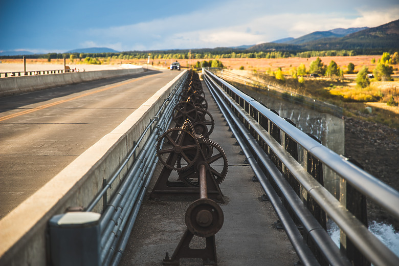 一個人一台車一路向北直到世界的盡頭 – 兩個月的公路露營旅行 – EP 11 – 河中央的那一眼
