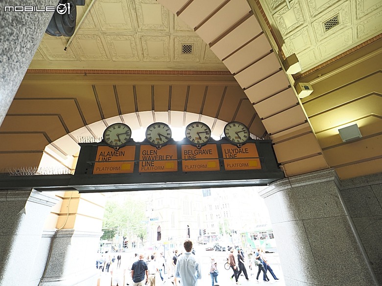 墨爾本CBD之塗鴉巷(Hosier Ln)、澳洲動態影像中心(ACMI)、聯邦廣場(Fed Square)、聖保羅座堂(St Paul's Cathedral)、費蓮達火車站(Flinders Street Station)、舊墨爾本監獄(Old Melbourne Gaol)、維多利亞州立圖書館(State Library Victoria)，附掛簡餐Grill'd漢堡與鉛彈工廠 — 2026東澳洲四大城巡遊之墨爾本段 第3部