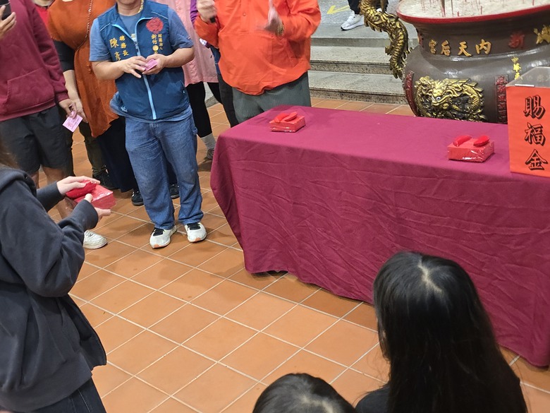 【小惡魔驫到成功】新竹駿馬迎福∣小年夜內天后宮 恁擲筊賜福好運到∣除夕夜境福宮拜主公燒頭香 錢母美金福氣來∣ 大年初一慈雲庵新春里長馬年有福小紅包