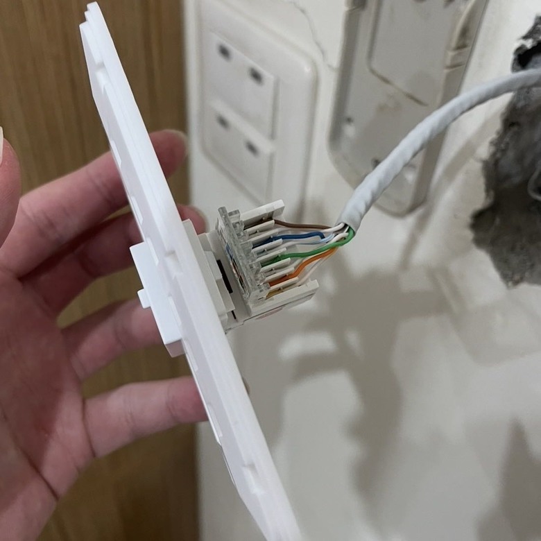 【DIY分享】網路線直接插RJ45太醜？改成資訊插座更俐落